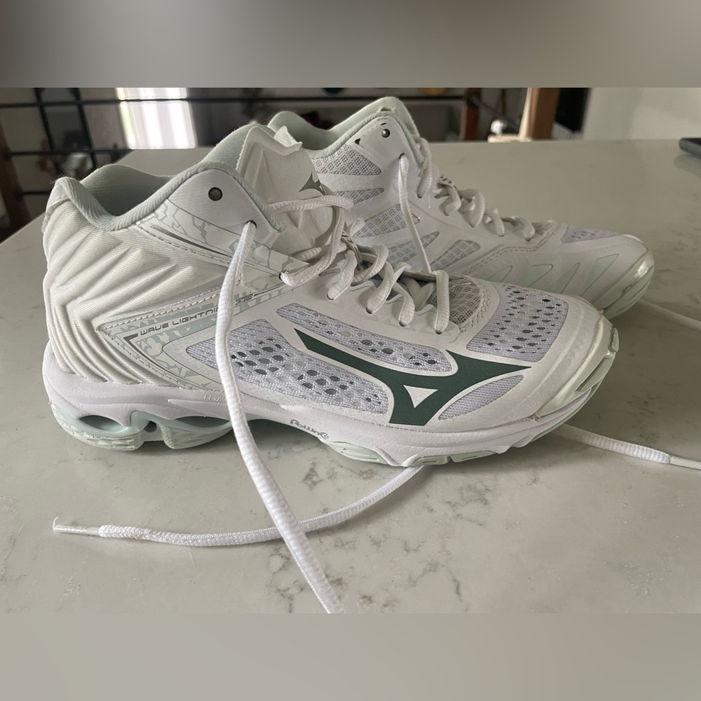 Mizuno Wave Lightning z5 Mid Volleyball Shoes